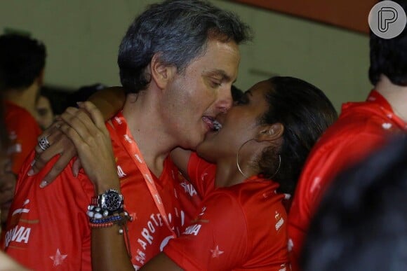 Ildi Silva beija namorado na Sapucaí, no Rio