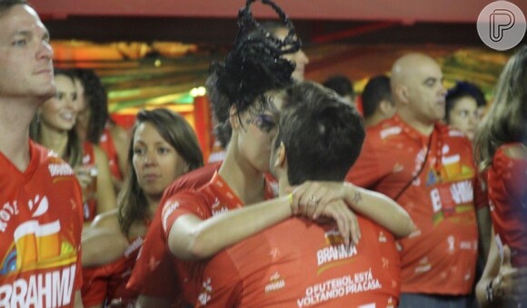 Camilla Rodrigues beija o marido, Roberto Costa
