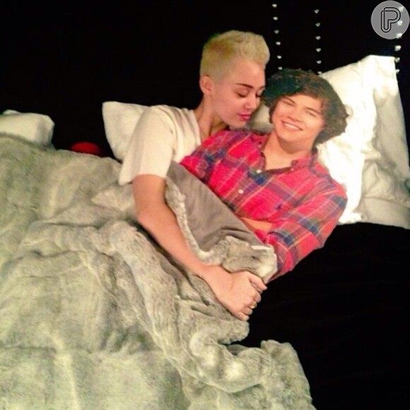 Miley Cyrus publicou uma foto em seu Instagram abraçada a um Harry Styles de papelão; o integrante do One Direction é ex-namorado de Taylor