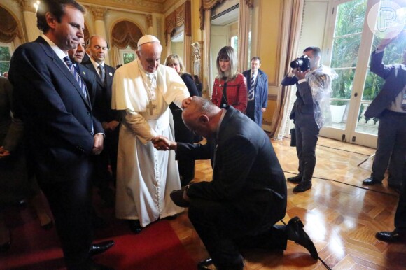 Durante a visita do Papa Francisco ao Brasil, Oscar se encontrou com o pontífice e se ajoelhou aos pés dele