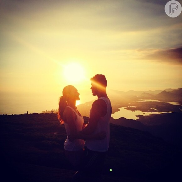 José Loreto postou foto romântica com uma declaração de amor à Débora Nascimento em janeiro de 2014:  'Te amo. Casa comigo?'. Apaixonada, Débora respondeu: 'Até meu último suspiro'