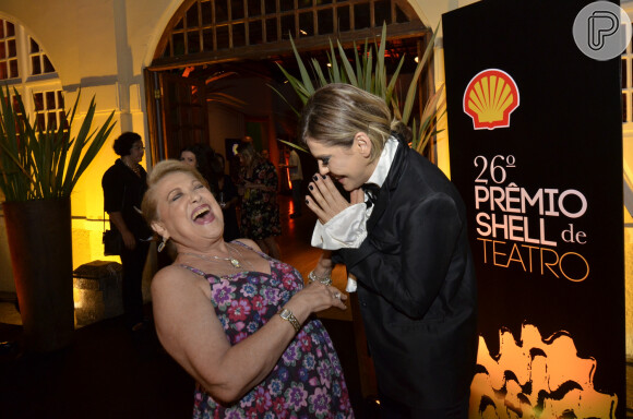 Bárbara Paz se diverte com Suely Franco no prêmio Shell de Teatro no Rio de Janeiro, na noite desta terça-feira, 11 de março de 2014