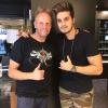 Luan Santana publica foto com o cabeleireiro Juha Antero agradecendo ao profissional: 'Valeu parceiro'
