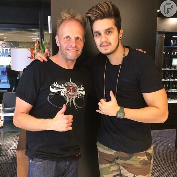 Luan Santana publica foto com o cabeleireiro Juha Antero agradecendo ao profissional: 'Valeu parceiro'