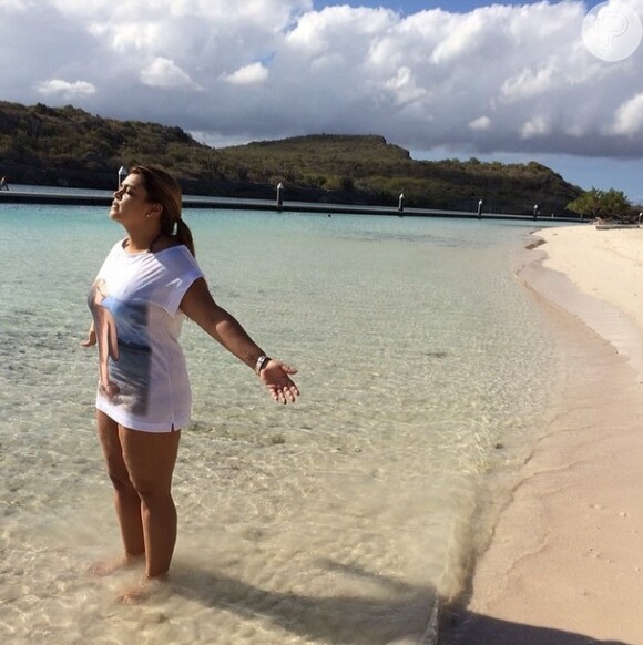 Preta Gil abriu uma brecha na agenda de shows para descansar em praia do Caribe