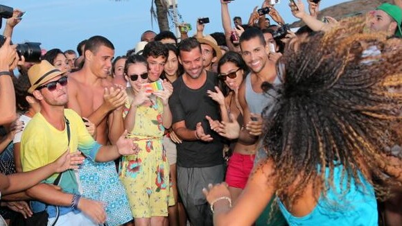 Ricky Martin se rende ao 'Passinho do Volante' em roda de dança no Rio