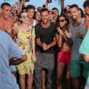 Depois de dançar o hit 'Lepo Lepo', do Psirico, Ricky Martin se rendeu à coreografia da música 'Passinho do Volante', dos Leleks, na praia do Arpoador, Zona Sul do Rio de Janeiro, nesta quarta-feira, 12 de março de 2014
