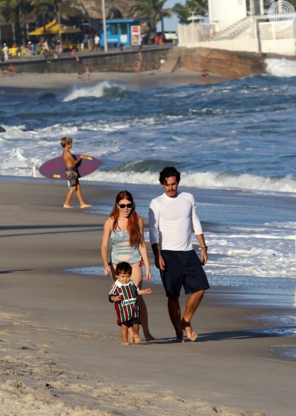 João e Mariah levaram o filho para passear na praia de Ipanema em junho de 2011