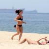 Cynthia Howlett, mulher do ator Eduardo Moscovis, exibe corpo sarado de biquíni ao correr na praia de Ipanema, Zona Sul do Rio de Janeiro, na tarde desta quinta-feira, 13 de março de 2014