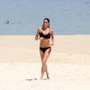 Cynthia Howlett, mulher do ator Eduardo Moscovis, exibe corpo sarado de biquíni ao correr na praia de Ipanema, Zona Sul do Rio de Janeiro, na tarde desta quinta-feira, 13 de março de 2014