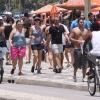 Atriz Luana Piovani caminha em Ipanema