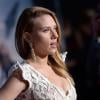 Scarlett Johansson chamou a atenção durante a première por sua boa forma e também pelo modelo decotado que escolheu para ir ao evento
