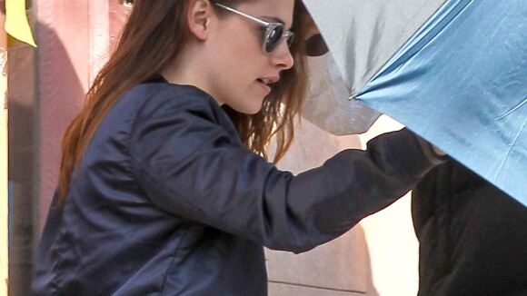 Kristen Stewart usa guarda-chuva para evitar paparazzi em set de filmagem