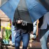 Kristen Stewart entra em set de filmagem de 'Still Alice' cobrindo o rosto com guarda-chuva, em Nova York