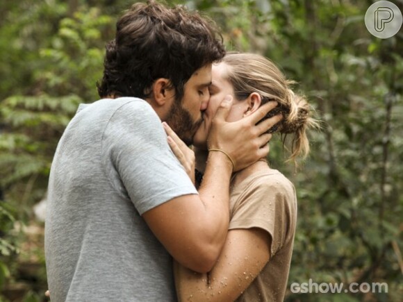 William (Thiago Rodrigues) e Lili (Juliana Paiva) são flagrados por Celina se beijando, em 'Além do Horizonte'