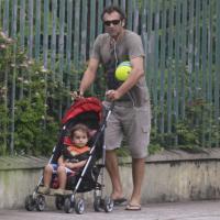 Domingos Montagner leva o filho Dante, de 2 anos, para brincar em parque no Rio