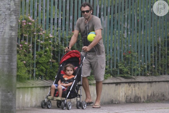 Domingos Montagner leva o filho mais novo, Dante, de 2 anos, para brincar em parque na Barra da Tijuca, na zona oeste do Rio de Janeiro, em 17 de janeiro de 2013