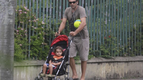 Domingos Montagner leva o filho Dante, de 2 anos, para brincar em parque no Rio