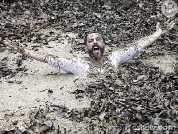 Hermes (Alexandre Nero) entra na lama movediça para pegar o pingente com a fórmula estabilizadora e acaba morrendo, em 'Além do Horizonte', em 28 de março de 2014