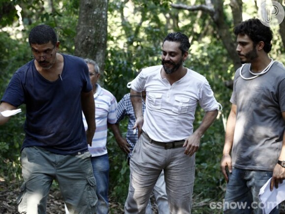 Alexandre Nero e Thiago Rodrigues recebem orientações do diretor durante gravação de 'Além do Horizonte'