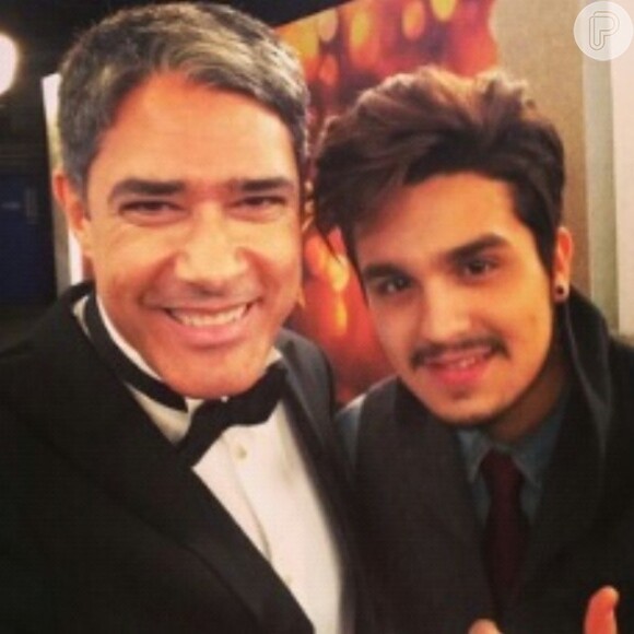 William Bonner faz 'selfie' com Luan Santana durante o Melhores do Ano, do 'Domingão do Faustão', em 16 de março de 2014