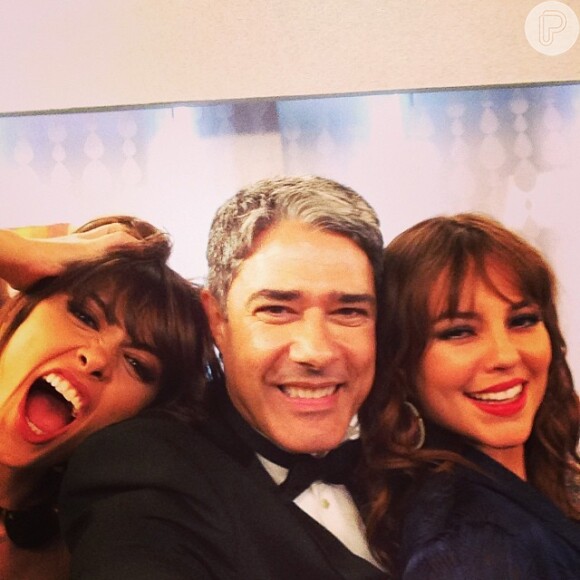 William Bonner faz 'selfie' com Maria Casadevall e Paolla Oliveira durante o Melhores do Ano, do 'Domingão do Faustão', em 16 de março de 2014