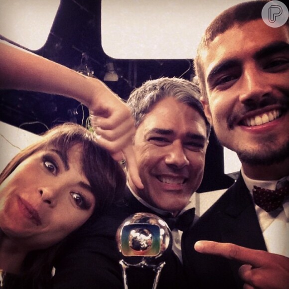 William Bonner faz 'selfie' com Fábio Porchat e Leandro Hassum durante o Melhores do Ano, do 'Domingão do Faustão', em 16 de março de 2014