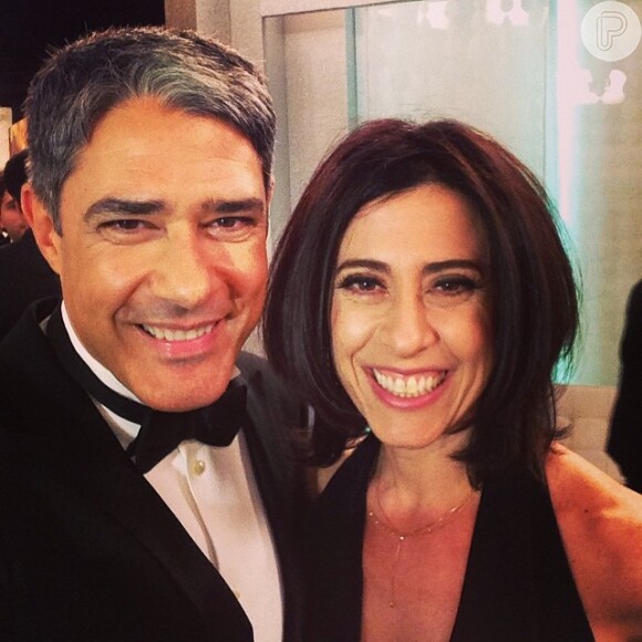 William Bonner faz 'selfie' com Fernanda Torres durante o Melhores do Ano, do 'Domingão do Faustão', em 16 de março de 2014