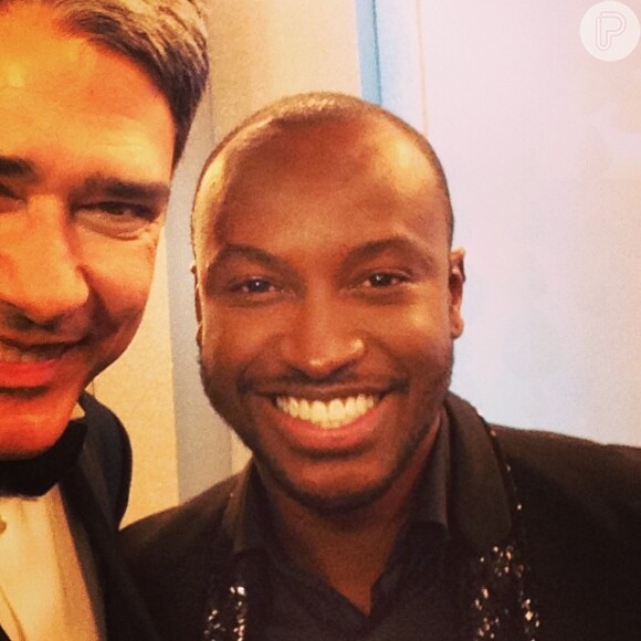 William Bonner faz 'selfie' com Thiaguinho durante o Melhores do Ano, do 'Domingão do Faustão', em 16 de março de 2014