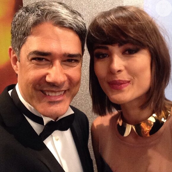 William Bonner faz 'selfie' com Maria Casadevall durante o Melhores do Ano, do 'Domingão do Faustão', em 16 de março de 2014
