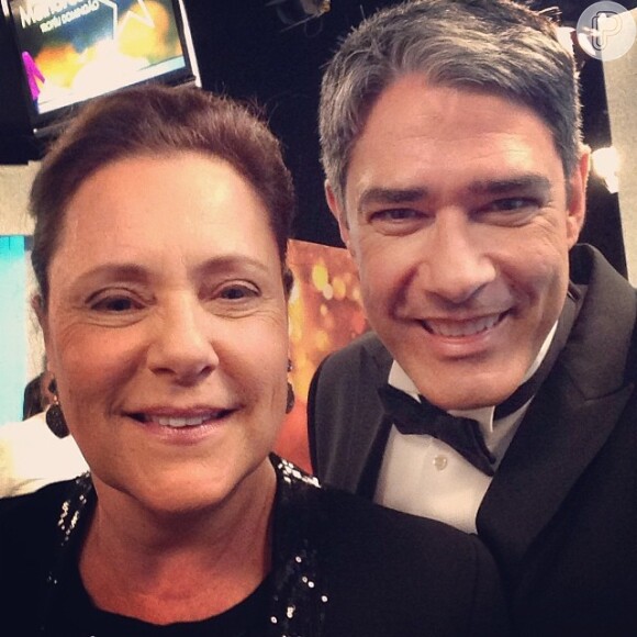 William Bonner faz 'selfie' com Elizabeth Savala durante o Melhores do Ano, do 'Domingão do Faustão', em 16 de março de 2014