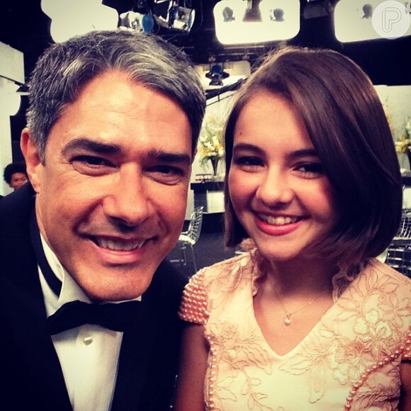 William Bonner faz 'selfie' com Klara Castanho durante o Melhores do Ano, do 'Domingão do Faustão', em 16 de março de 2014