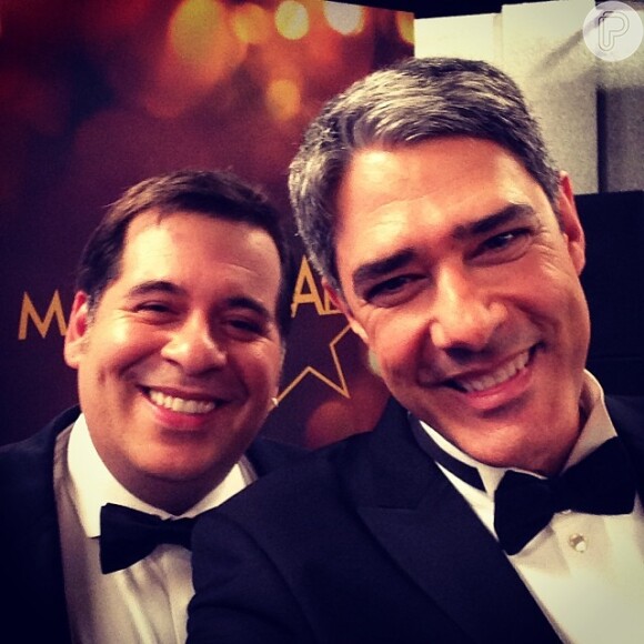 William Bonner faz 'selfie' com Leandro Hassum durante o Melhores do Ano, do 'Domingão do Faustão', em 16 de março de 2014