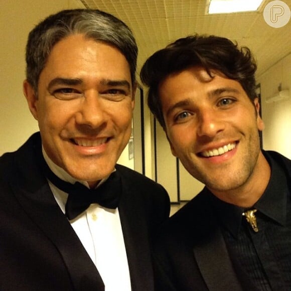 William Bonner faz 'selfie' com Bruno Gagliasso durante o Melhores do Ano, do 'Domingão do Faustão', em 16 de março de 2014