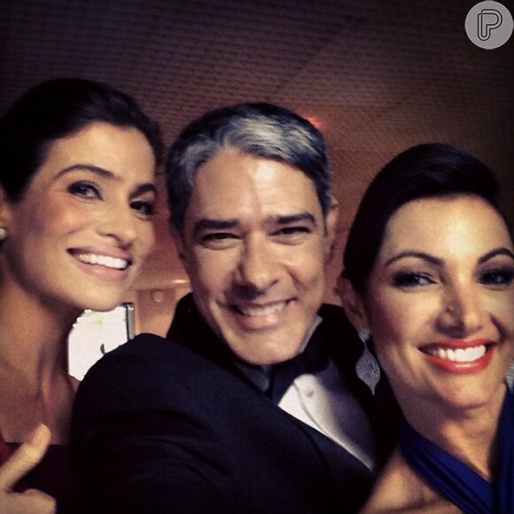 William Bonner faz 'selfie' com Renata Vasconcellos e Patrícia Poeta durante o Melhores do Ano, do 'Domingão do Faustão', em 16 de março de 2014