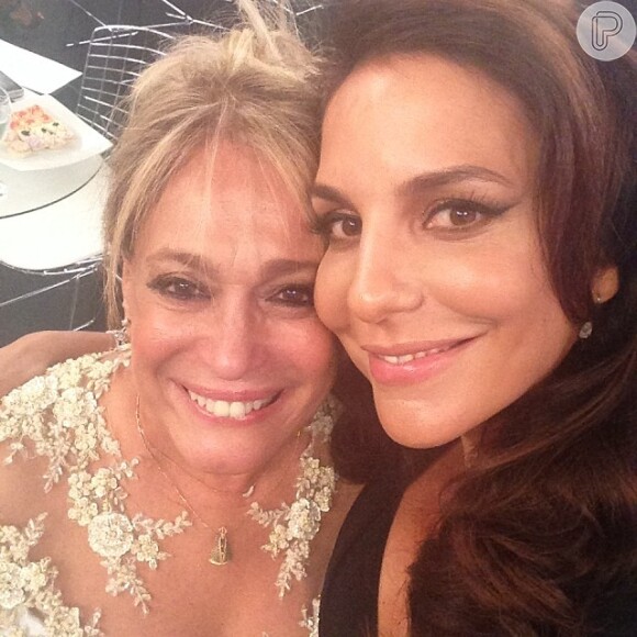 Susana Vieira faz 'selfie' com Ivete Sangalo durante o Melhores do Ano, do 'Domingão do Faustão', em 16 de março de 2014