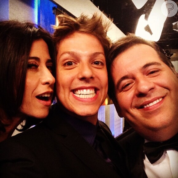 Fabio Porchat faz 'selfie' com Feranda Torres e Leandro Hassum durante o Melhores do Ano, do 'Domingão do Faustão', em 16 de março de 2014
