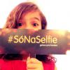 Mel Maia faz 'selfie' no Melhores do Ano, do 'Domingão do Faustão', em 16 de março de 2014