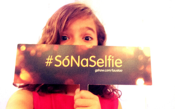 Mel Maia faz 'selfie' no Melhores do Ano, do 'Domingão do Faustão', em 16 de março de 2014