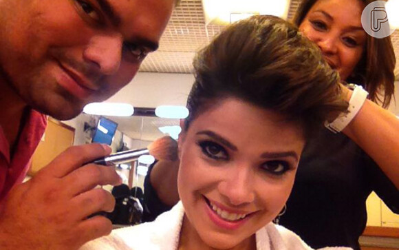 Vanessa Giácomo faz 'selfie' no Melhores do Ano, do 'Domingão do Faustão', em 16 de março de 2014