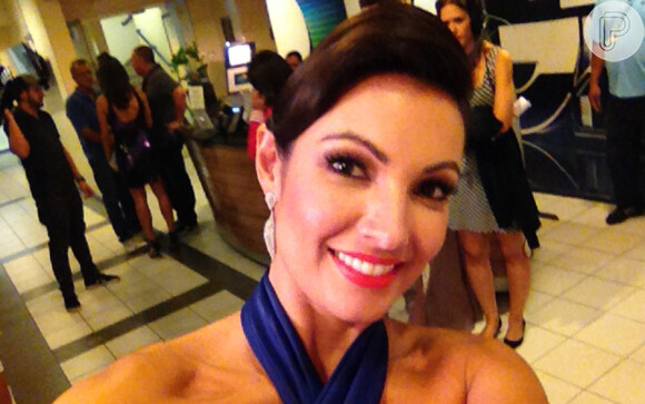 Patrícia Poeta faz 'selfie' no Melhores do Ano, do 'Domingão do Faustão', em 16 de março de 2014