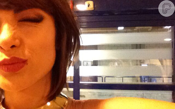 Maria Casadevall faz 'selfie' no Melhores do Ano, do 'Domingão do Faustão', em 16 de março de 2014