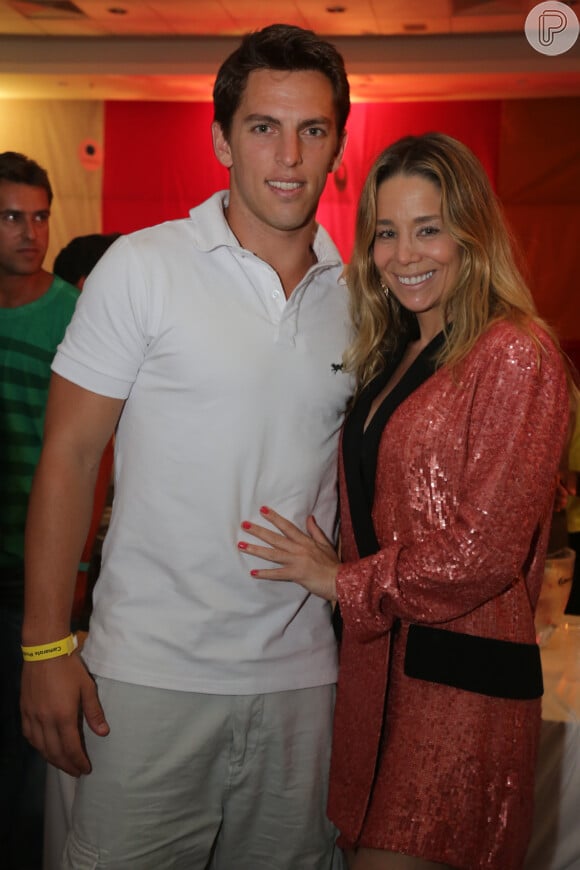 Danielle Winits namora o jogador de futebol Amaury Nunes