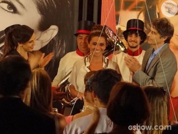 Clara (Giovanna Antonelli) ganha uma mega festa de aniversário de presente de Marina (Tainá Müller), na novela 'Em Família'
