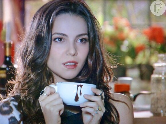 Clara (Giovanna Antonelli) diz a Helena (Julia Lemmertz) que Marina (Tainá Müller) lhe desperta emoções que até então não conhecia, na novela 'Em Família'
