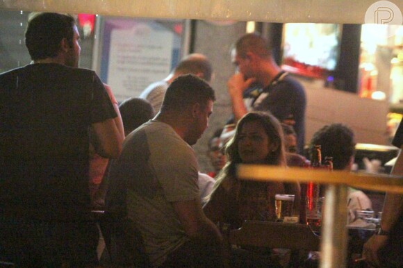 Ronaldo e Paula Morais: o casal foi flagrado em um bar, na Barra da Tijuca, Zona Oeste do Rio