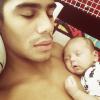 Micael Borges posta foto dormindo ao lado do filho, Zion, de 1 mês,em 18 de março de 2014: 'Meu blanquinho'