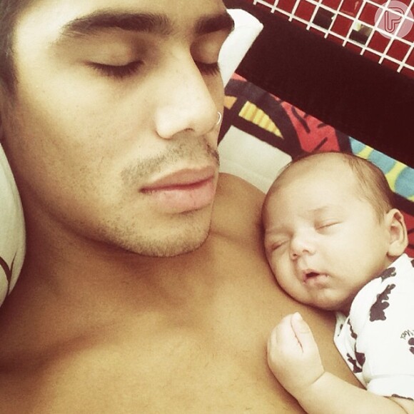 Micael Borges posta foto dormindo ao lado do filho, Zion, de 1 mês,em 18 de março de 2014: 'Meu blanquinho'