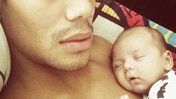 Micael Borges publica foto dormindo com o filho, Zion: 'Meu blanquinho'