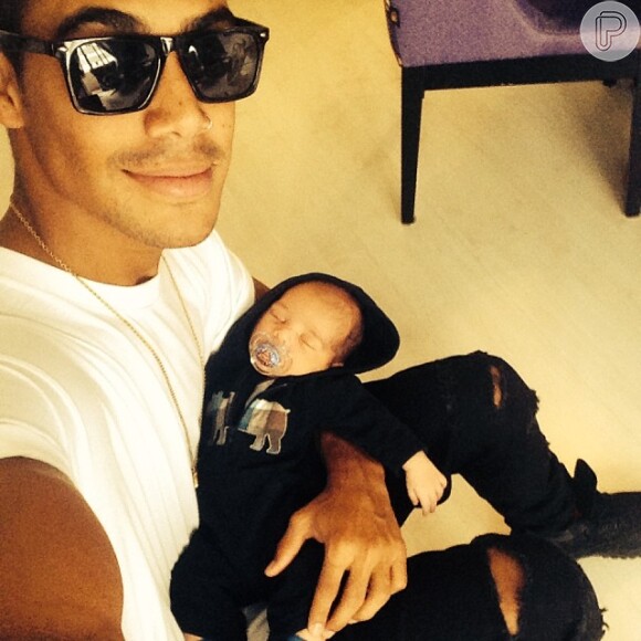 Micael Borges compartilha fotos do filho com seus seguidores no Instagram